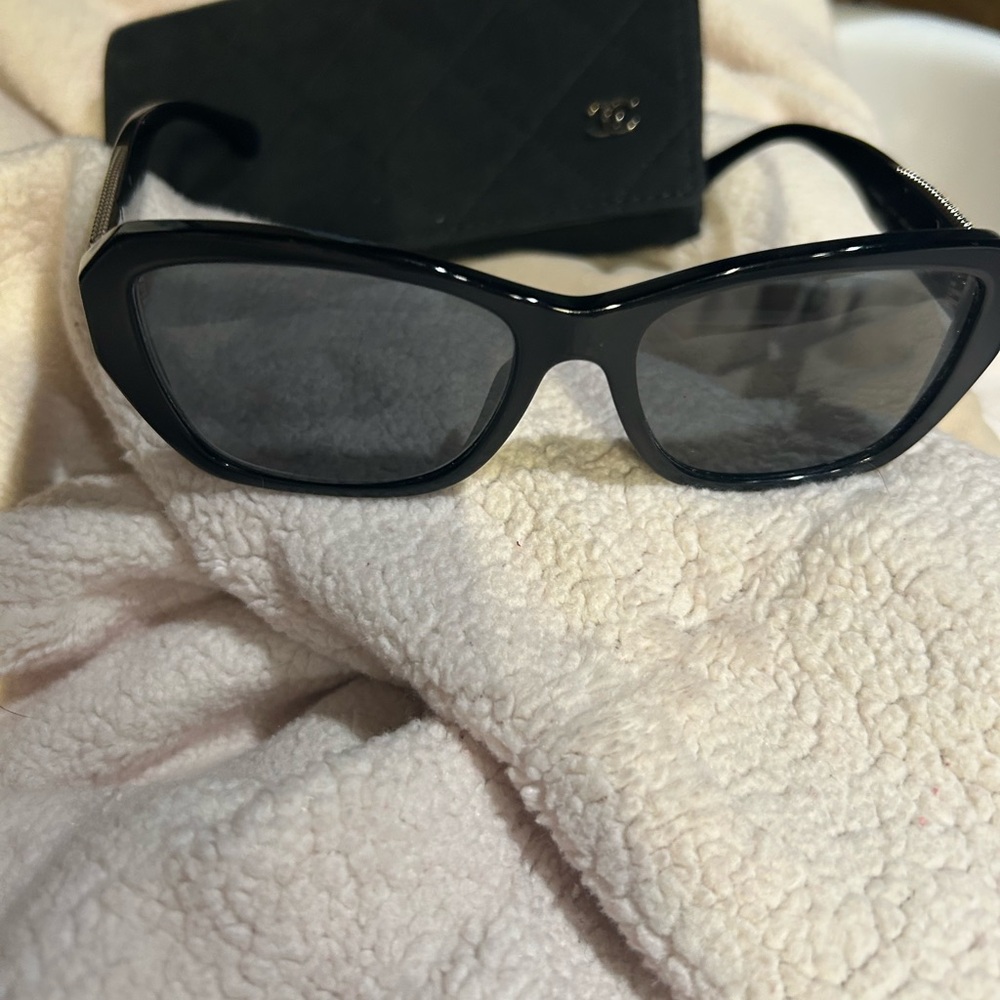 CHANEL Black Cat-Eye Sunglasses